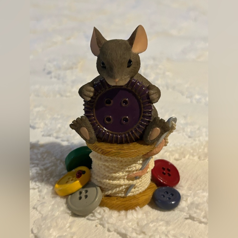 Charming Tails collectible figurine by Fitz and Floyd. Cute As A Button